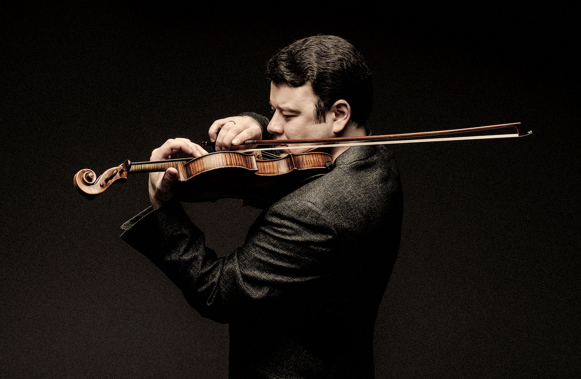 Violinisten Vadim Gluzman spelar passionerat på sitt instrument.