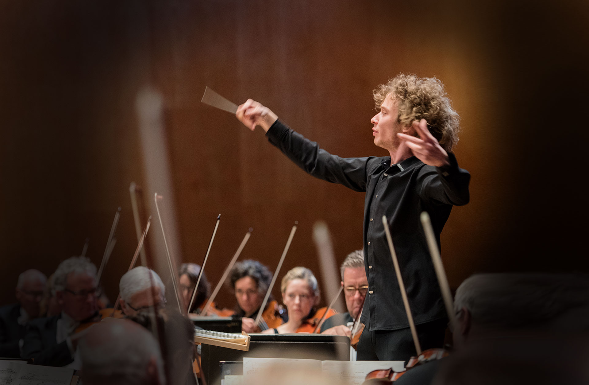 Dirigenten Rouvali i kraftfull pose med taktpinnen i handen.