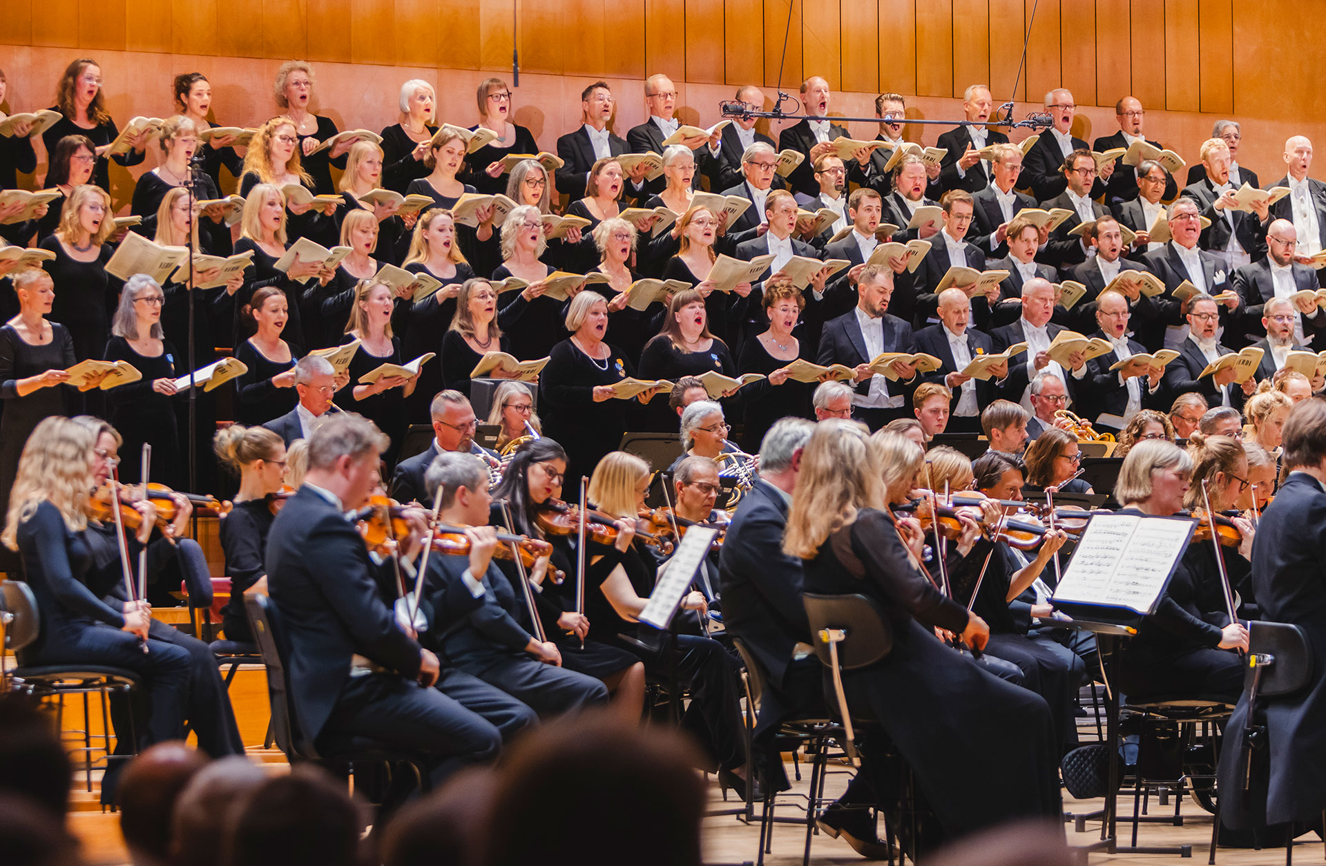 Göteborgs Symfoniska Kör sjunger samtidigt som orkestern spelar.