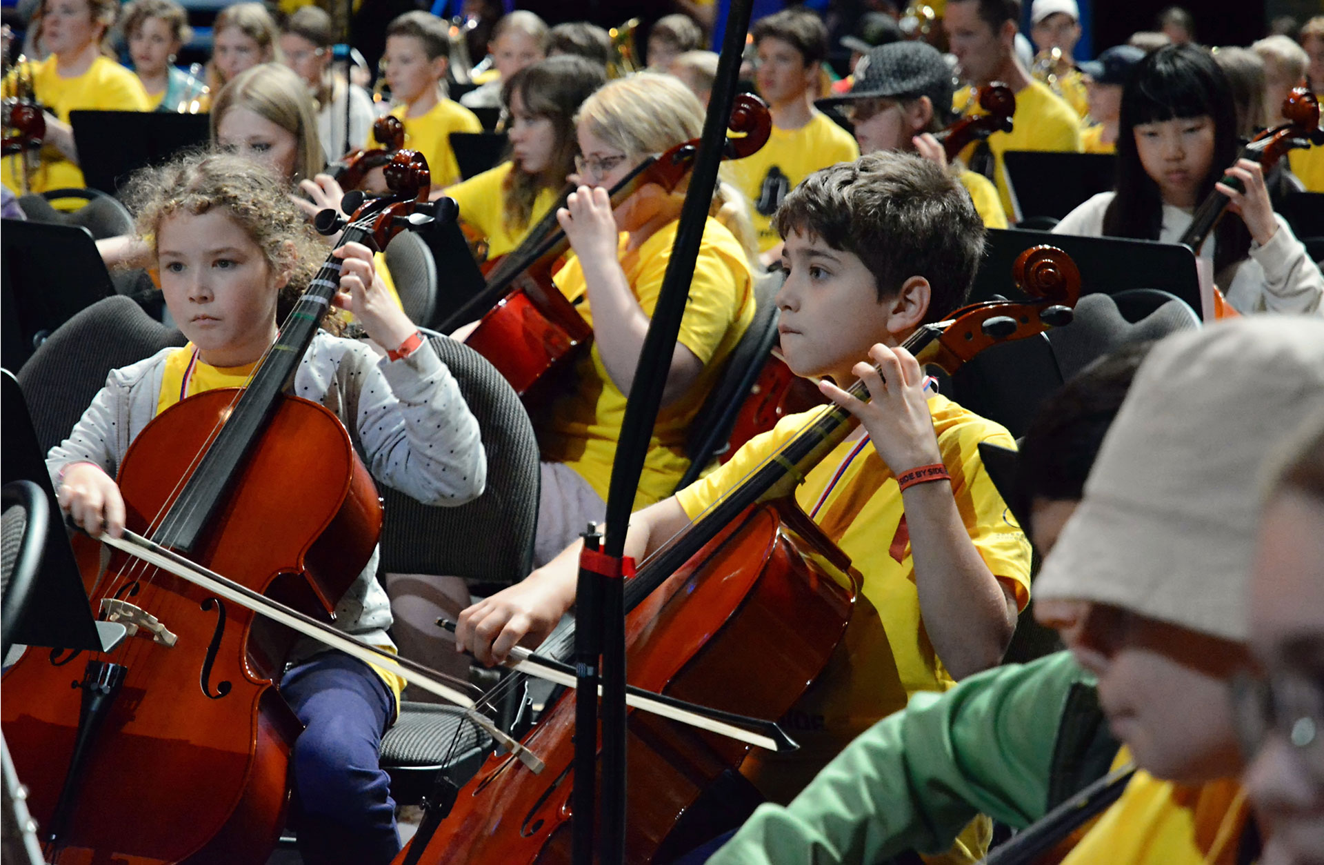 Mindre barn spelar cello i orkester.