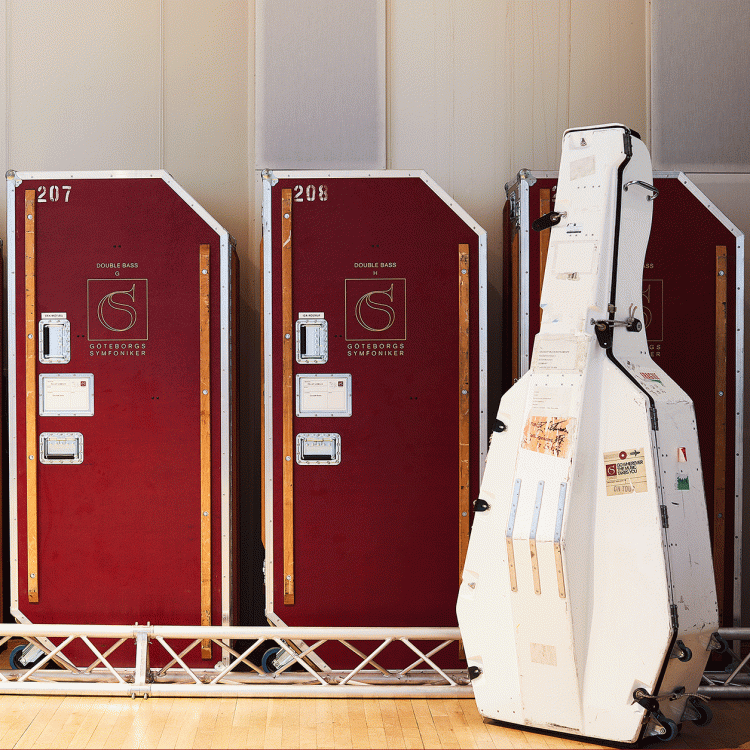 Instrumentfodral backstage i Konserthuset.