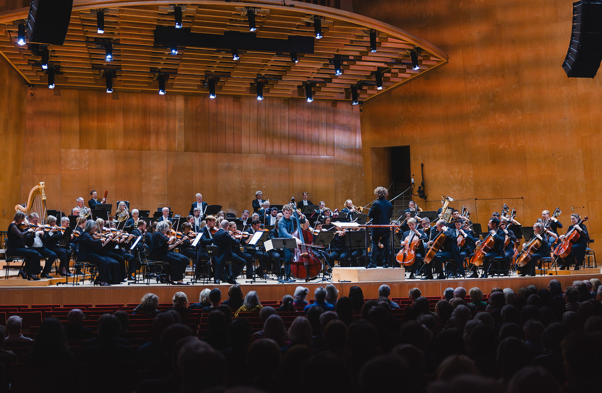 Göteborgs Symfoniker på scenen i Stora salen i Göteborgs Konserthus.