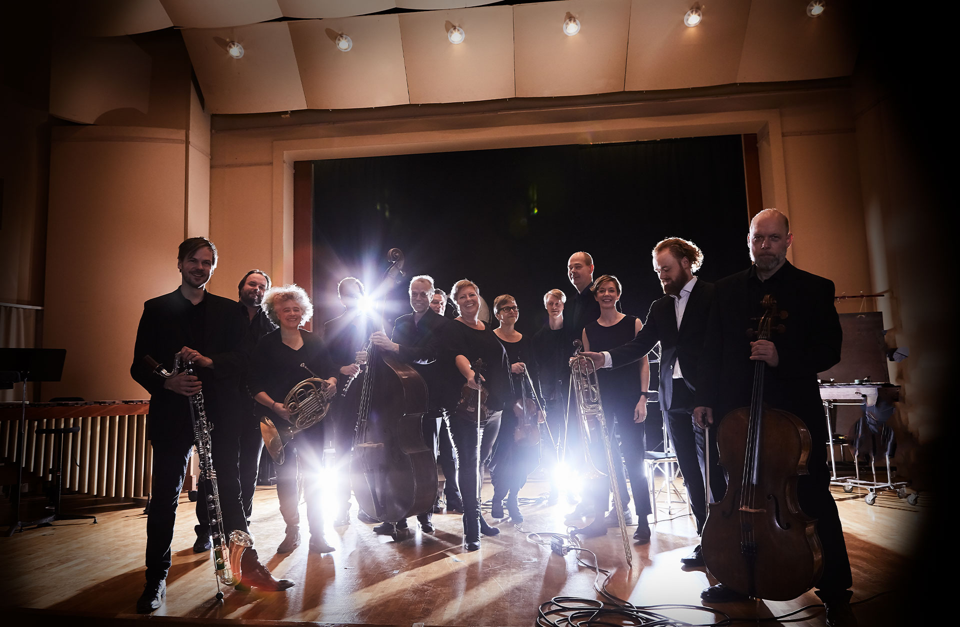 Medlemmar ur Gageego-ensemblen står på Stenhammarsalens scengolv med sina instrument.