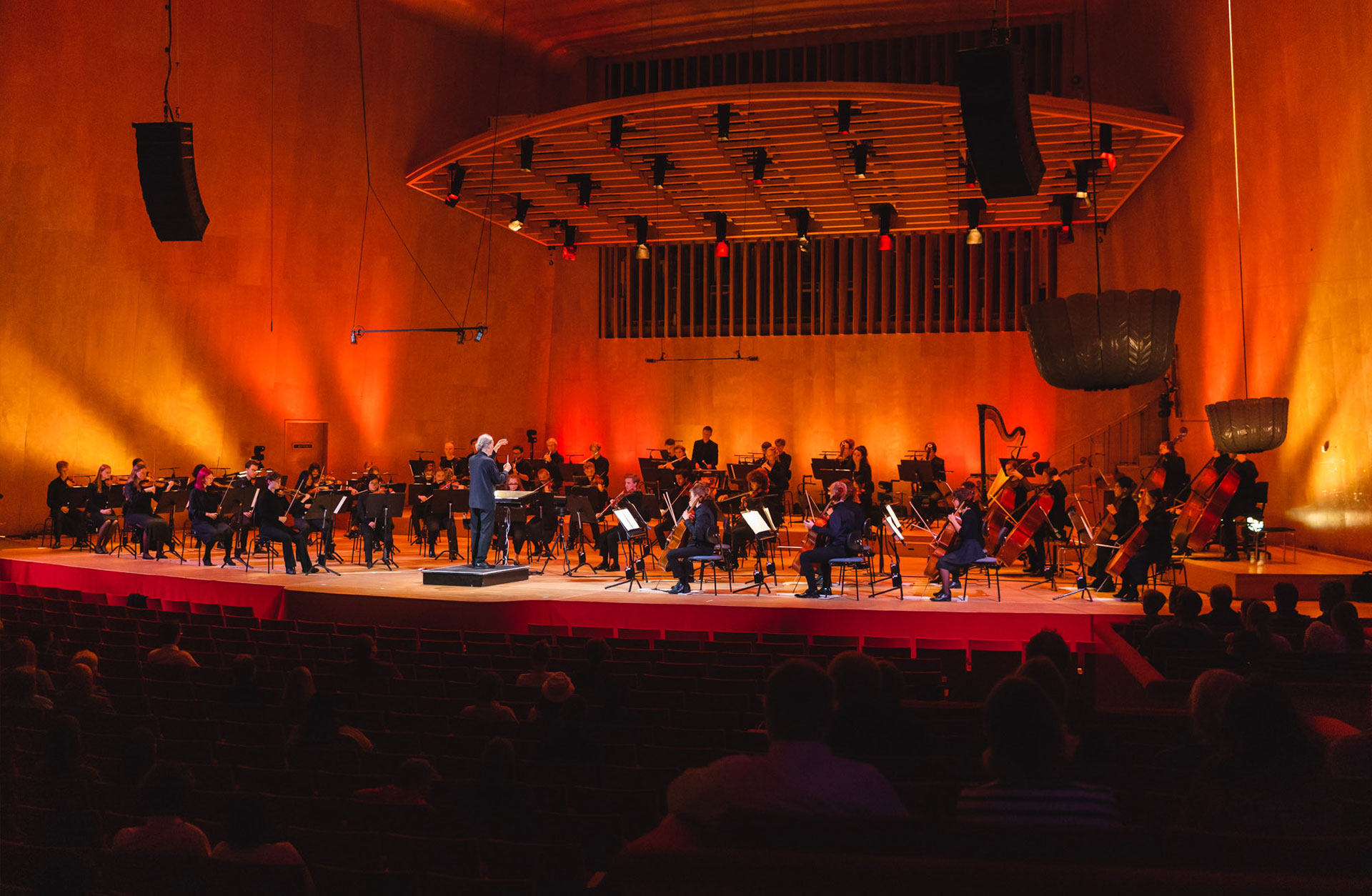 Konsert med ungdomsorkestern VÄGUS på Stora salens scen i Göteborgs Konserthus.